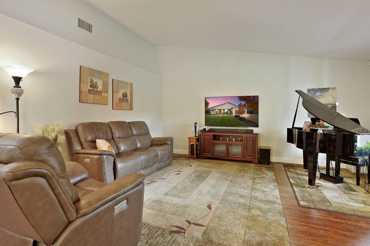 Detail Gallery Image 10 of 49 For 7424 Wachtel Way, Orangevale,  CA 95662 - 4 Beds | 2/1 Baths