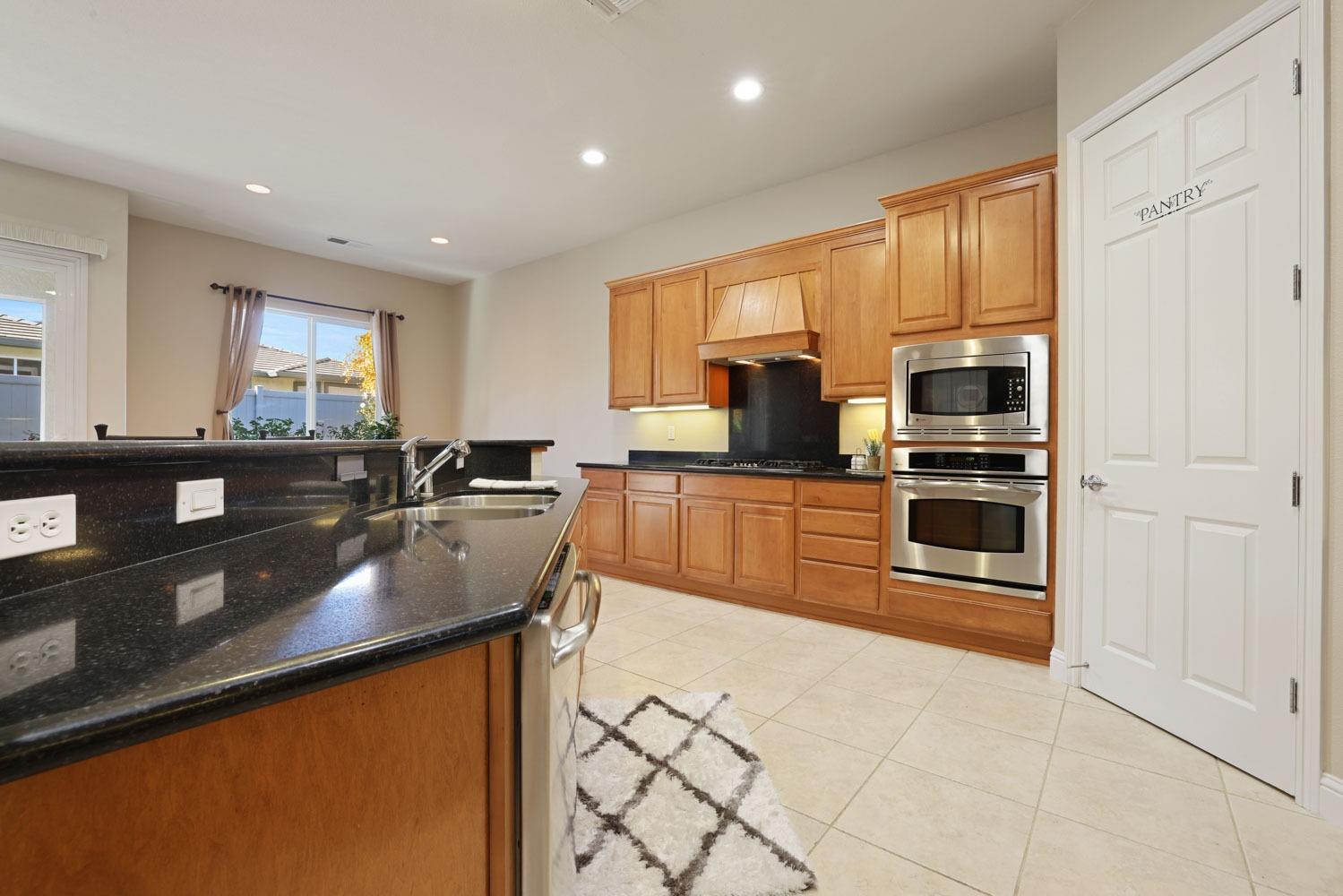 Detail Gallery Image 12 of 61 For 2453 Gardenstone Pl, Manteca,  CA 95336 - 2 Beds | 2/1 Baths