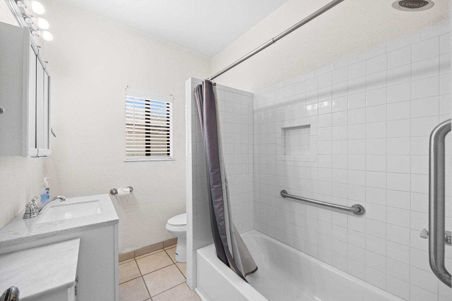 Detail Gallery Image 14 of 38 For 2370 19th Ave, Sacramento,  CA 95822 - 2 Beds | 2 Baths