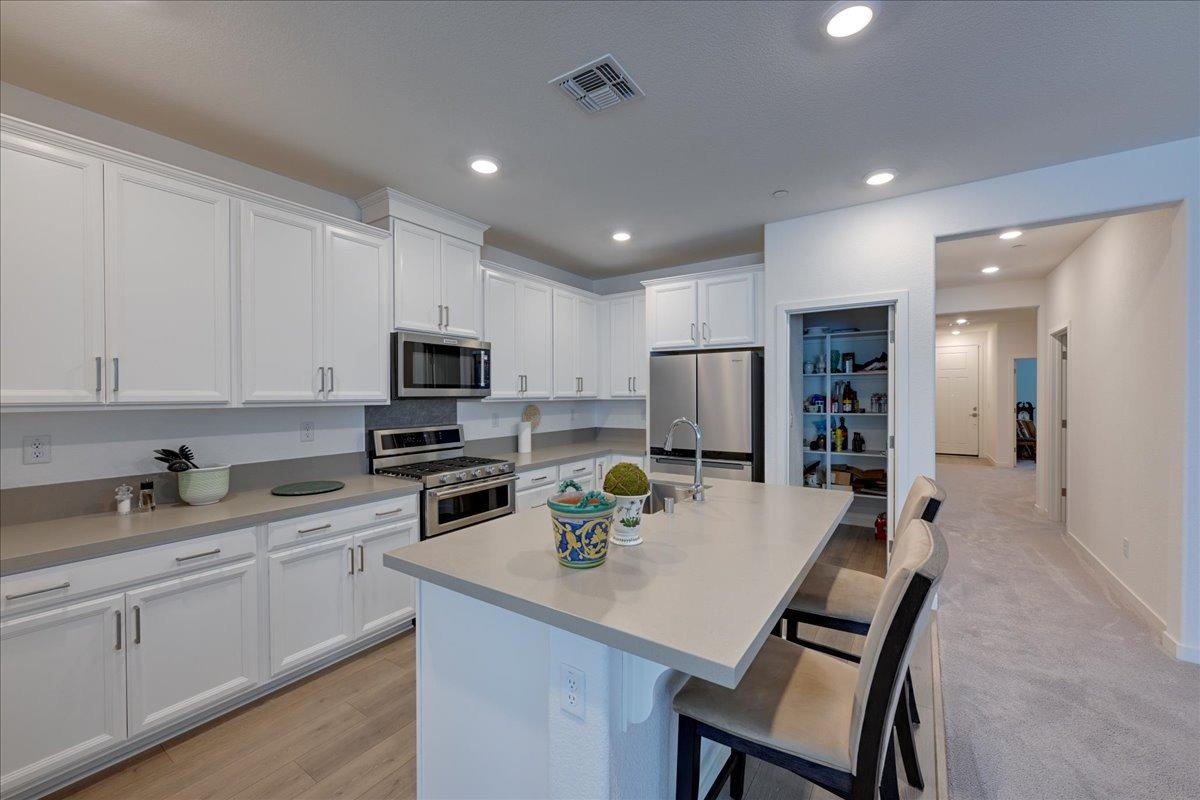 Detail Gallery Image 8 of 35 For 2240 Borealis Cir, Roseville,  CA 95747 - 3 Beds | 2 Baths