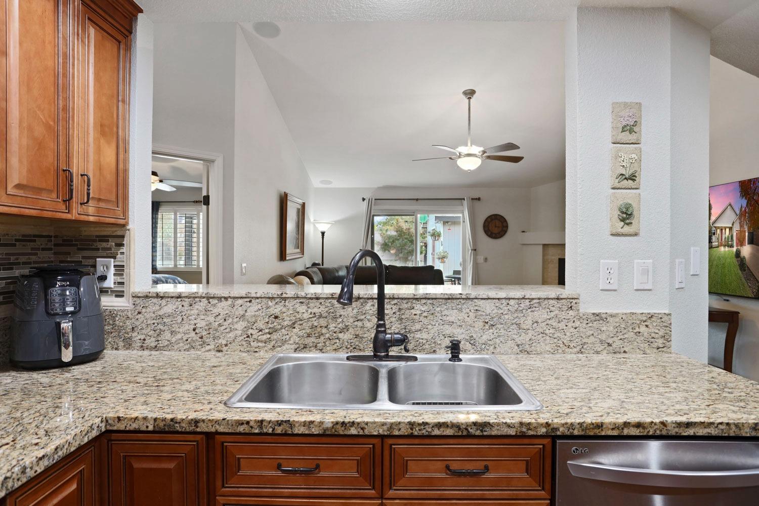 Detail Gallery Image 5 of 49 For 7424 Wachtel Way, Orangevale,  CA 95662 - 4 Beds | 2/1 Baths