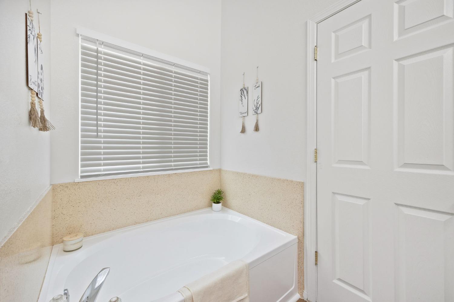 Detail Gallery Image 10 of 36 For 9270 Rising Creek Way, Elk Grove,  CA 95624 - 4 Beds | 2/1 Baths