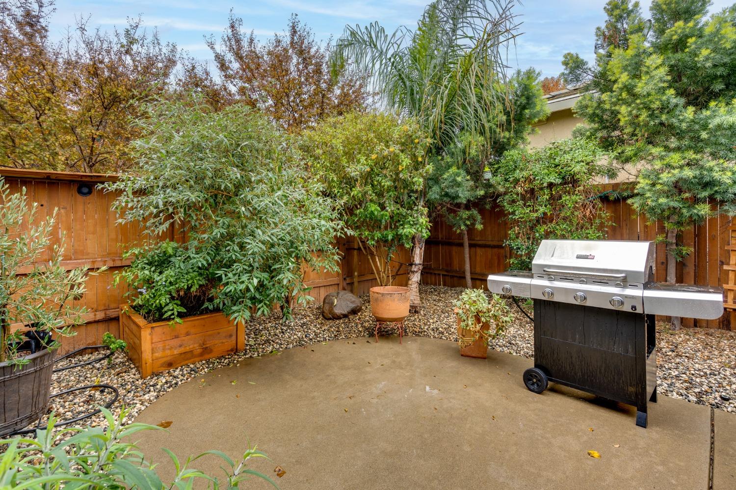 Detail Gallery Image 27 of 31 For 2941 W River Dr, Sacramento,  CA 95833 - 3 Beds | 2 Baths