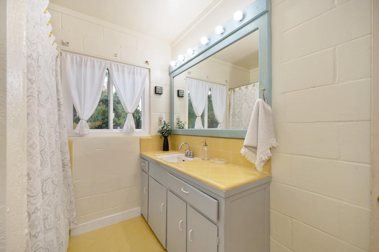 Detail Gallery Image 27 of 51 For 960 Inez Way, Sacramento,  CA 95822 - 2 Beds | 1 Baths