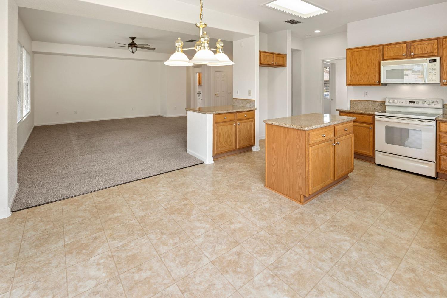 Detail Gallery Image 10 of 40 For 2460 Fountain Hill Loop, Lincoln,  CA 95648 - 3 Beds | 2 Baths