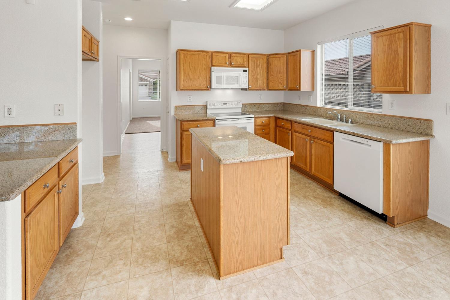 Detail Gallery Image 12 of 40 For 2460 Fountain Hill Loop, Lincoln,  CA 95648 - 3 Beds | 2 Baths