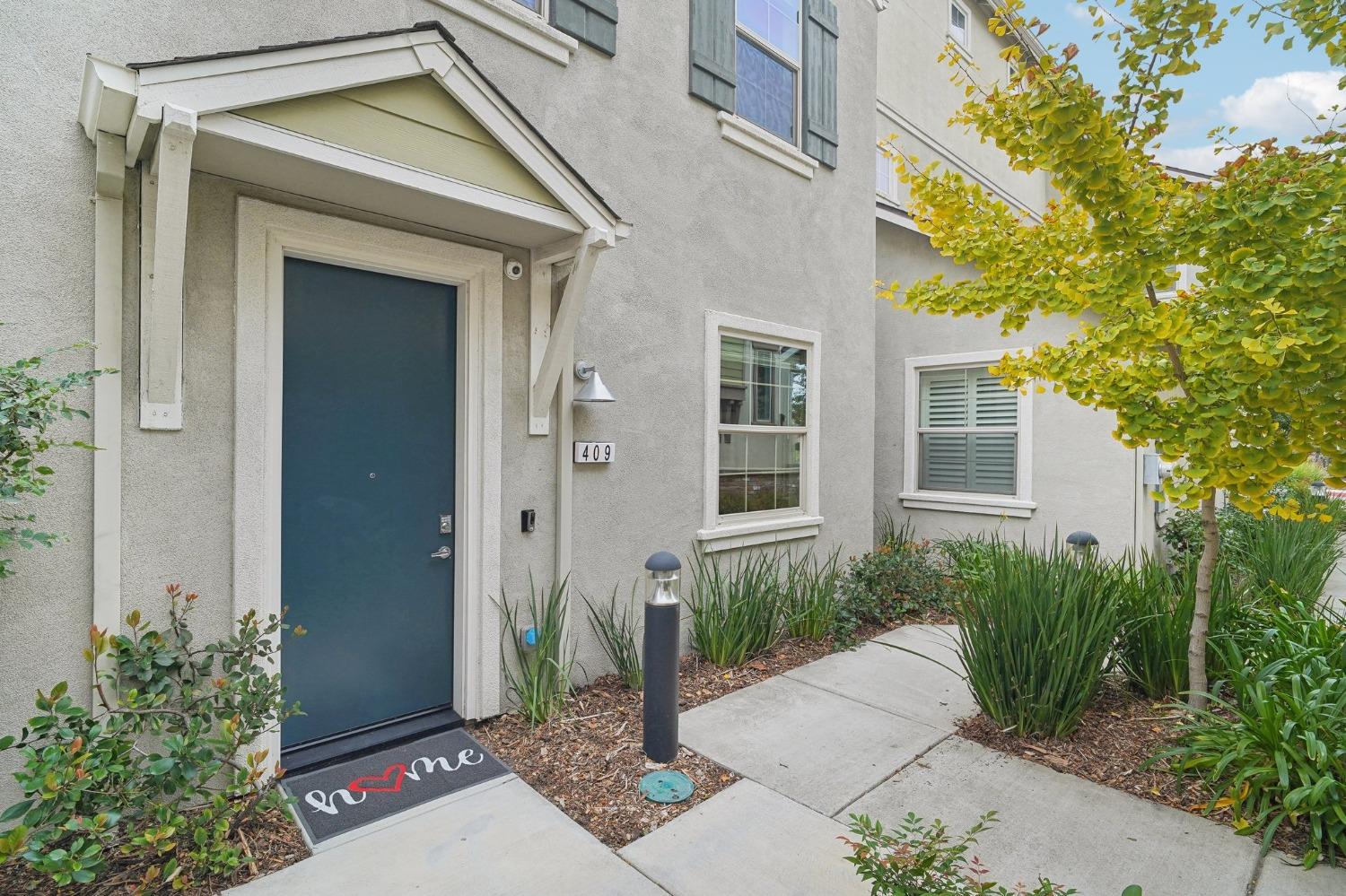 Detail Gallery Image 1 of 26 For 409 Tailoff Ln, Sacramento,  CA 95818 - 2 Beds | 2/1 Baths