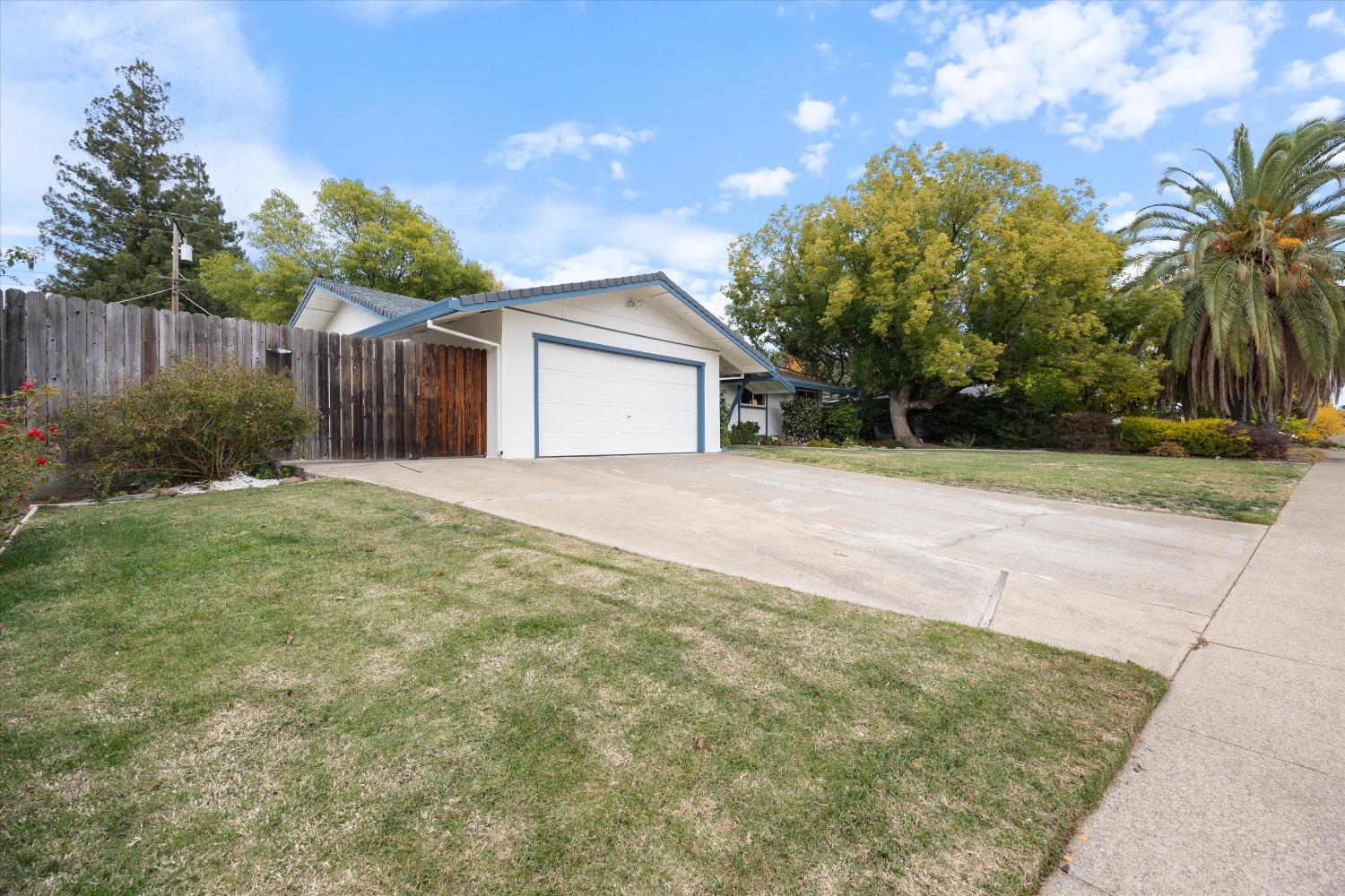 Detail Gallery Image 2 of 43 For 8827 Swallow Way, Fair Oaks,  CA 95628 - 3 Beds | 2 Baths