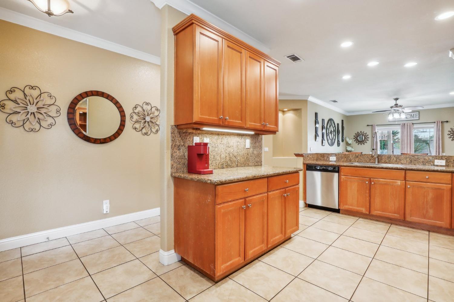 Detail Gallery Image 10 of 31 For 816 Chitwood Ct, Stockton,  CA 95205 - 4 Beds | 2 Baths