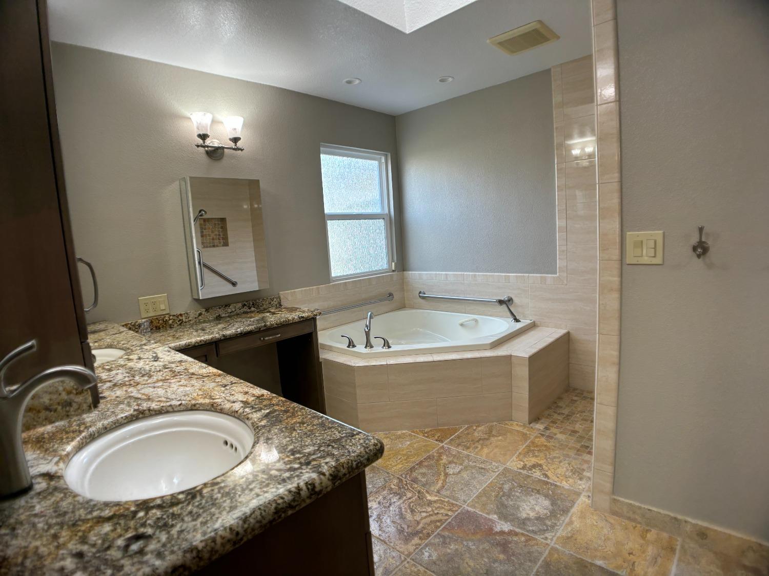 Detail Gallery Image 21 of 41 For 1941 La Costa Ct, Merced,  CA 95340 - 3 Beds | 2 Baths