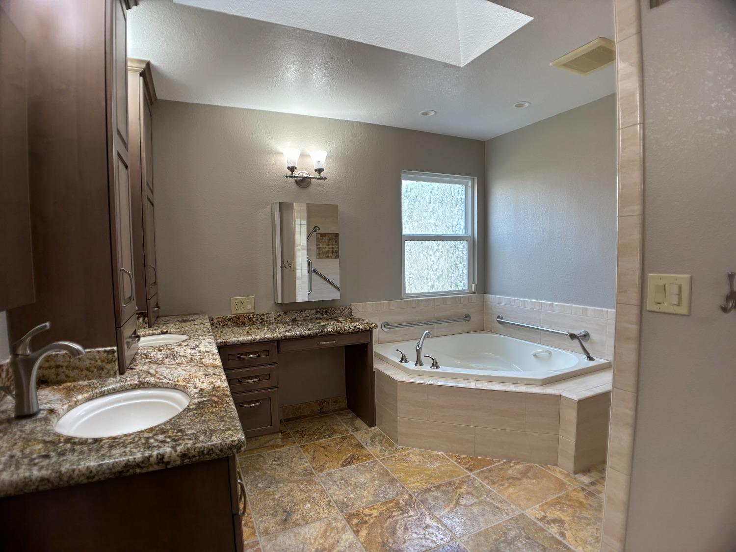 Detail Gallery Image 22 of 41 For 1941 La Costa Ct, Merced,  CA 95340 - 3 Beds | 2 Baths