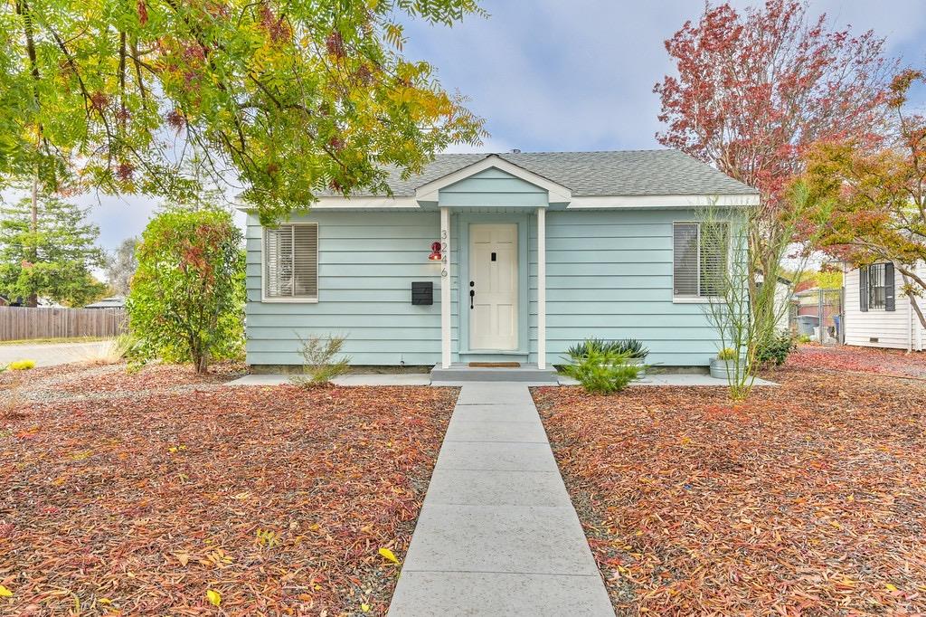 Detail Gallery Image 1 of 26 For 3246 Kroy Way, Sacramento,  CA 95820 - 2 Beds | 1 Baths