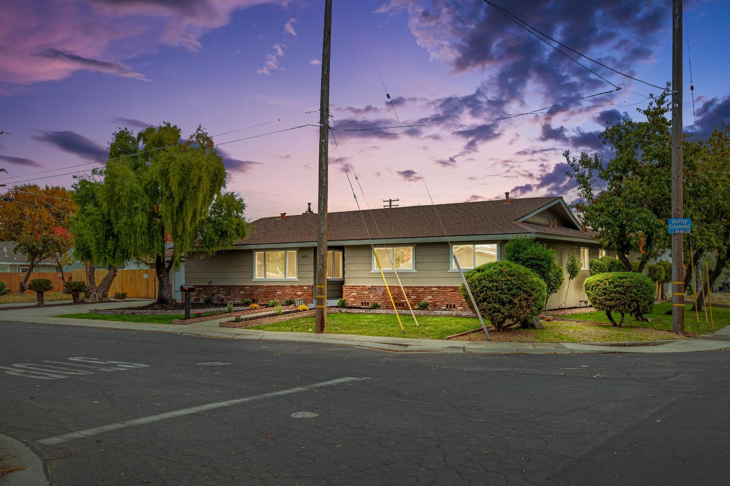 Detail Gallery Image 2 of 52 For 300 Hastings Ln, Modesto,  CA 95350 - 4 Beds | 2/1 Baths