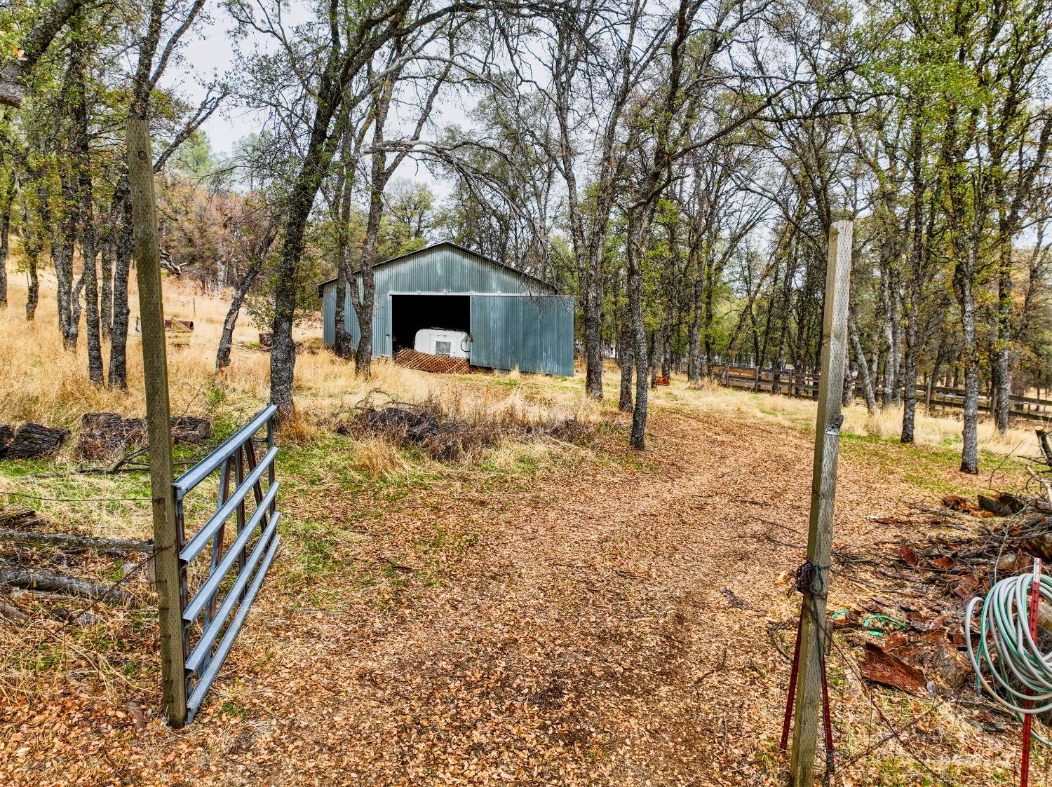 Detail Gallery Image 4 of 51 For 5870 Lone Star Valley Rd, Auburn,  CA 95602 - 3 Beds | 2 Baths