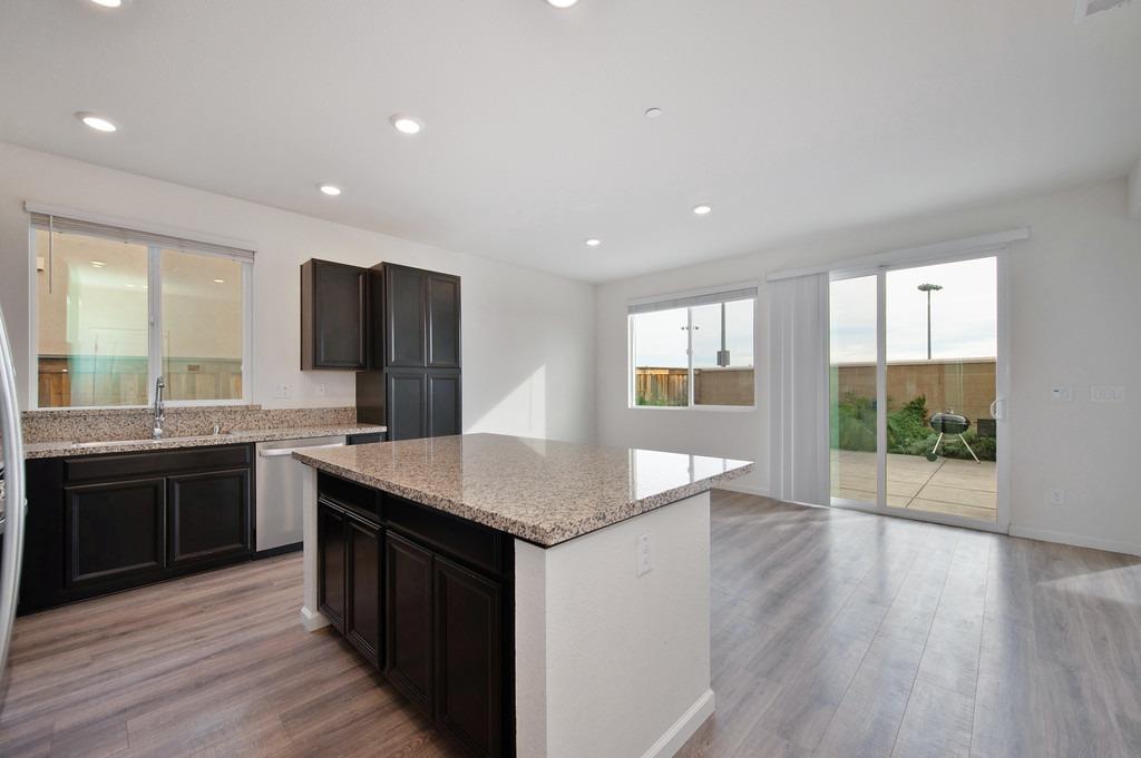 Detail Gallery Image 5 of 37 For 673 Lincolnshire Cir, Lincoln,  CA 95648 - 3 Beds | 2/1 Baths