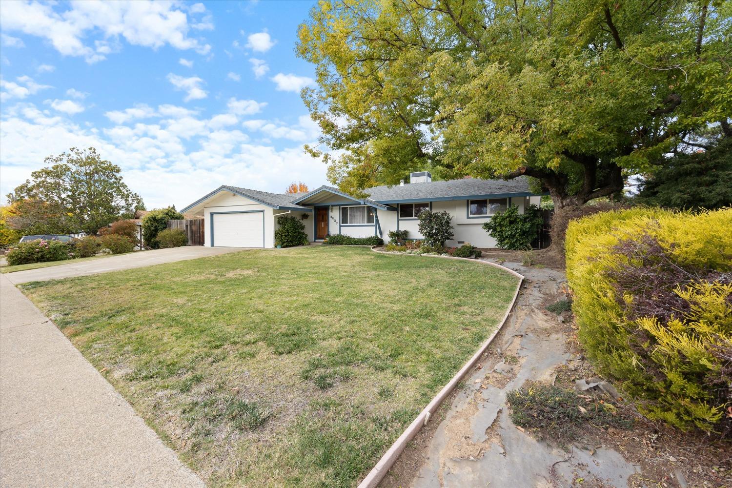 Detail Gallery Image 3 of 43 For 8827 Swallow Way, Fair Oaks,  CA 95628 - 3 Beds | 2 Baths