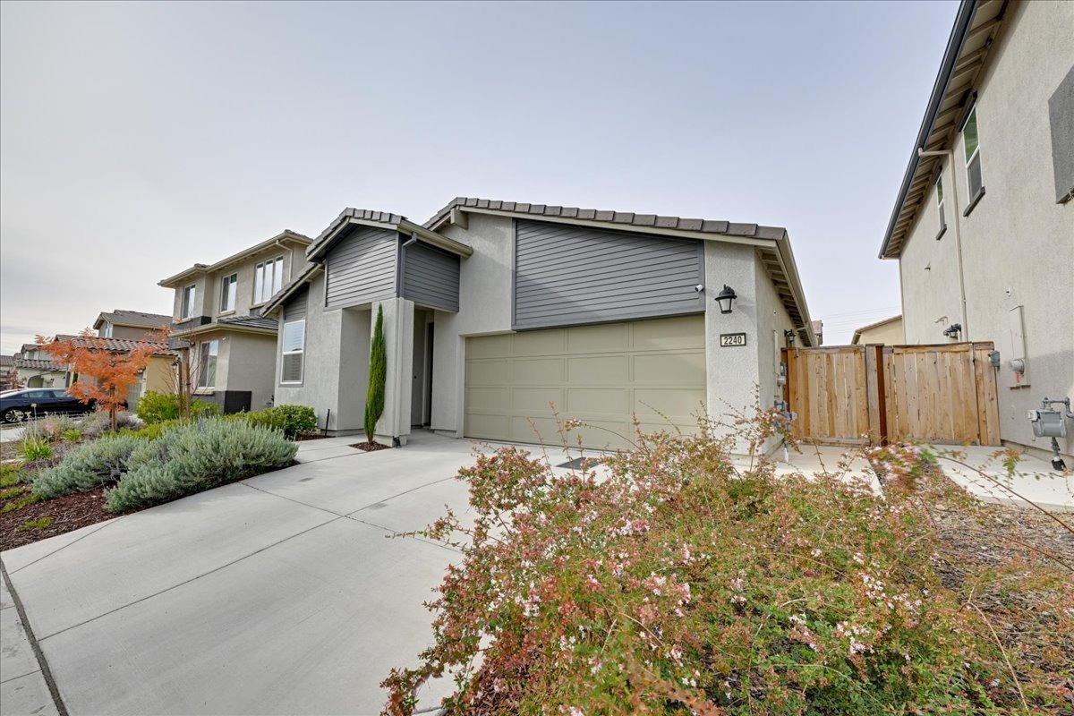 Detail Gallery Image 2 of 35 For 2240 Borealis Cir, Roseville,  CA 95747 - 3 Beds | 2 Baths