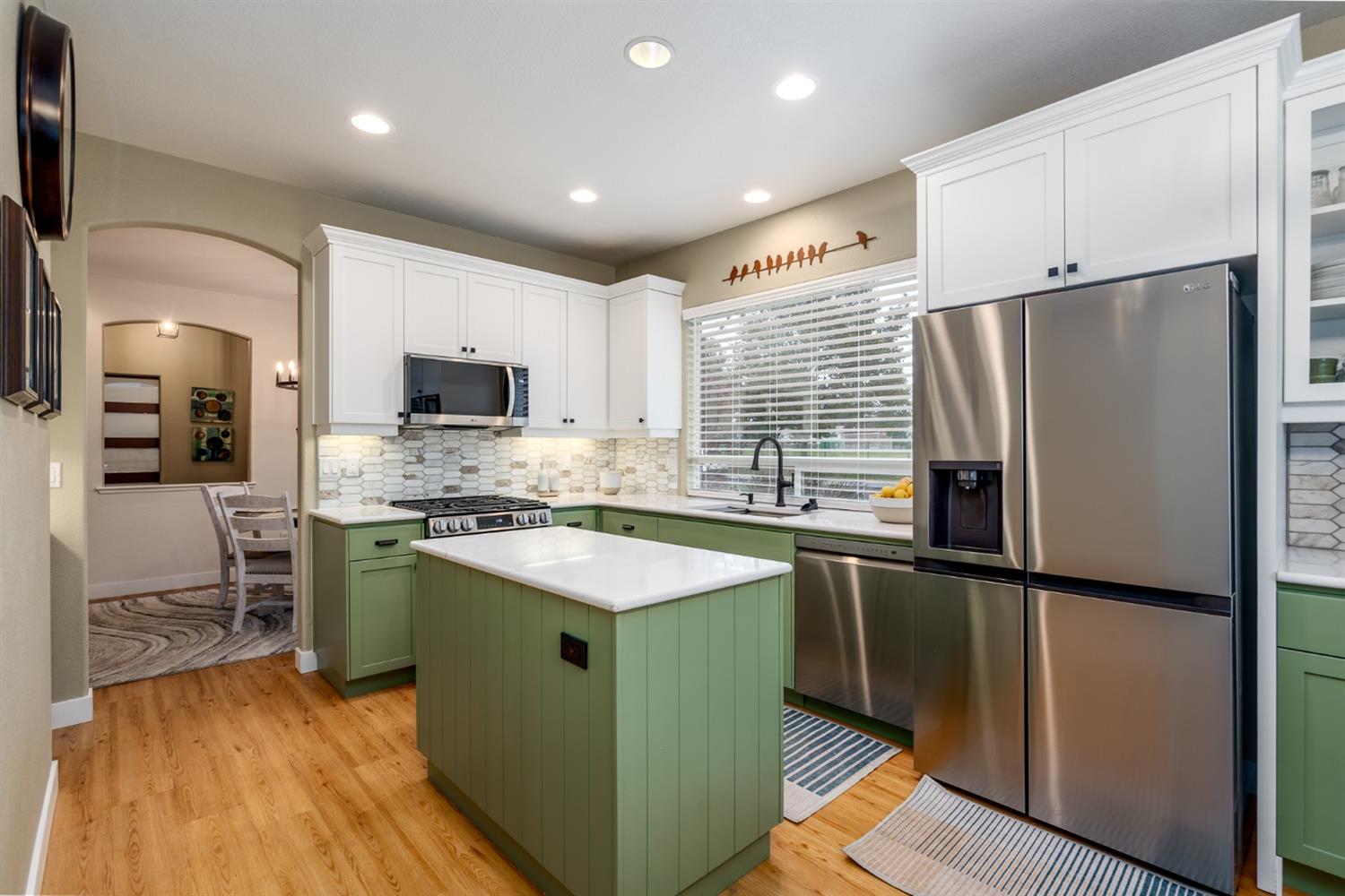 Detail Gallery Image 11 of 31 For 2941 W River Dr, Sacramento,  CA 95833 - 3 Beds | 2 Baths