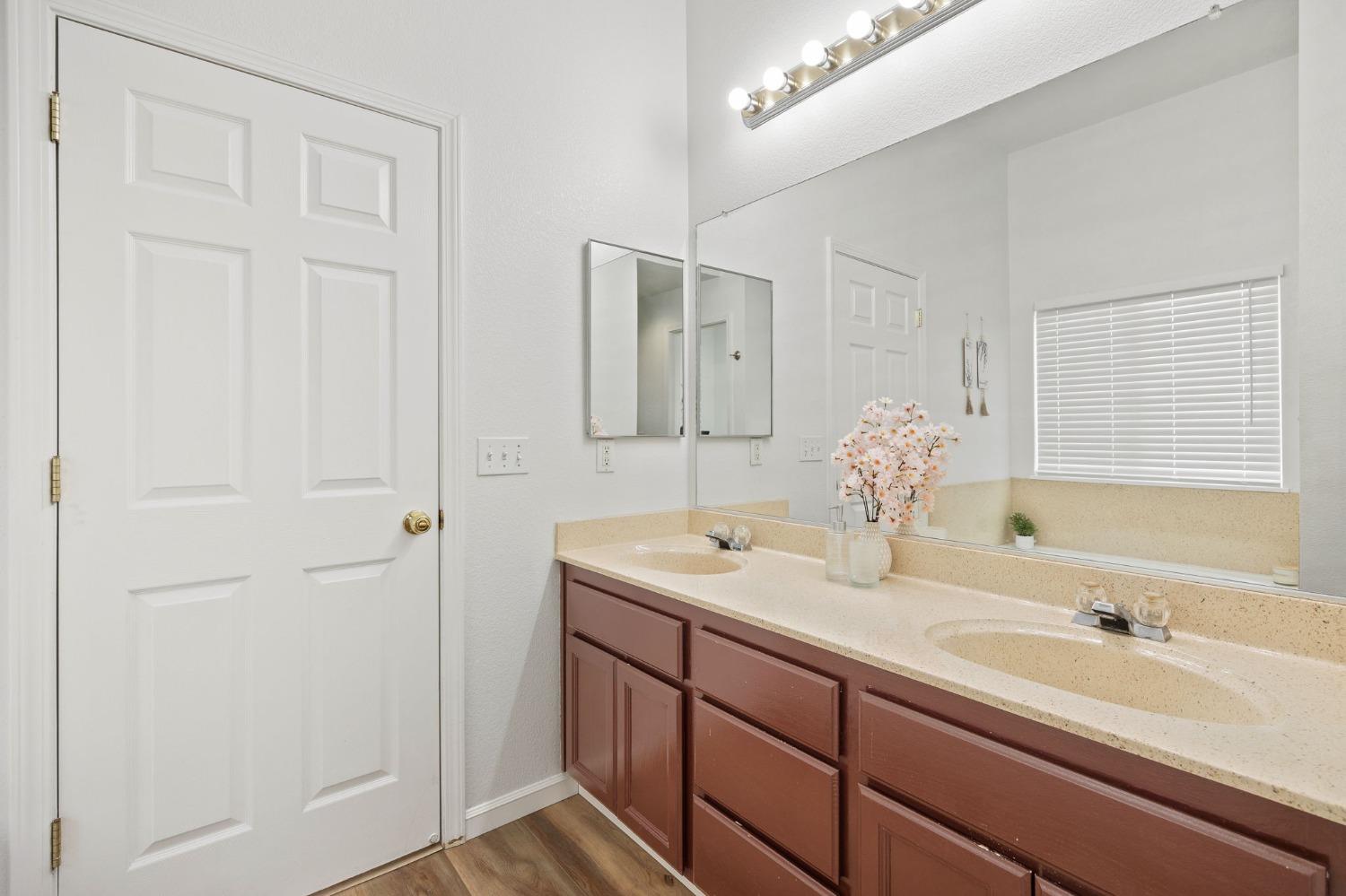 Detail Gallery Image 11 of 36 For 9270 Rising Creek Way, Elk Grove,  CA 95624 - 4 Beds | 2/1 Baths