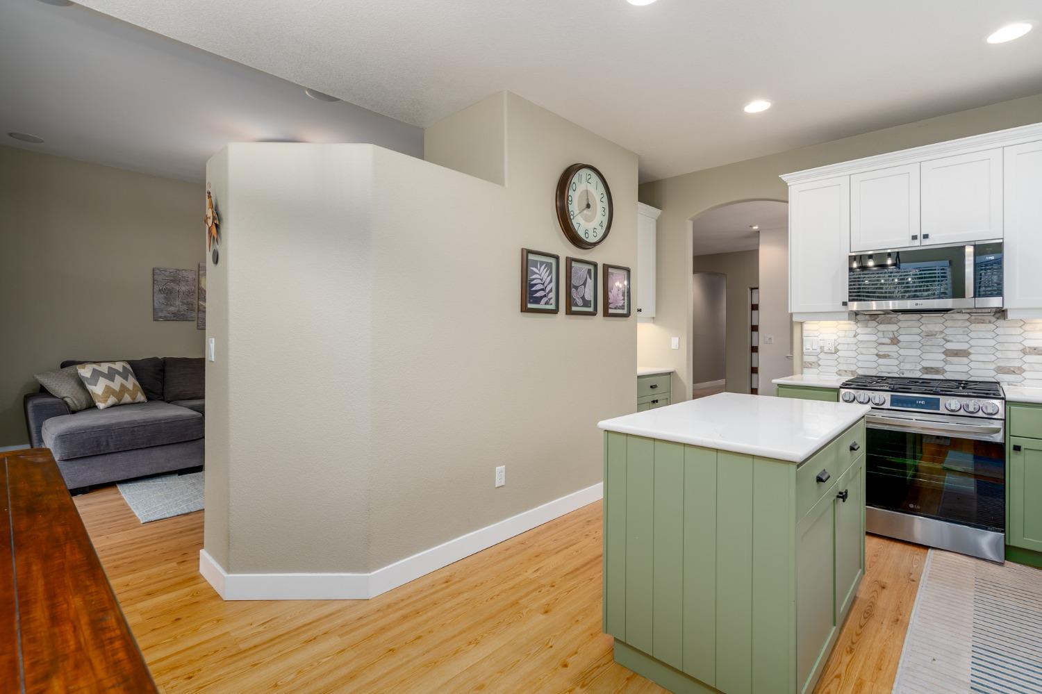 Detail Gallery Image 13 of 31 For 2941 W River Dr, Sacramento,  CA 95833 - 3 Beds | 2 Baths