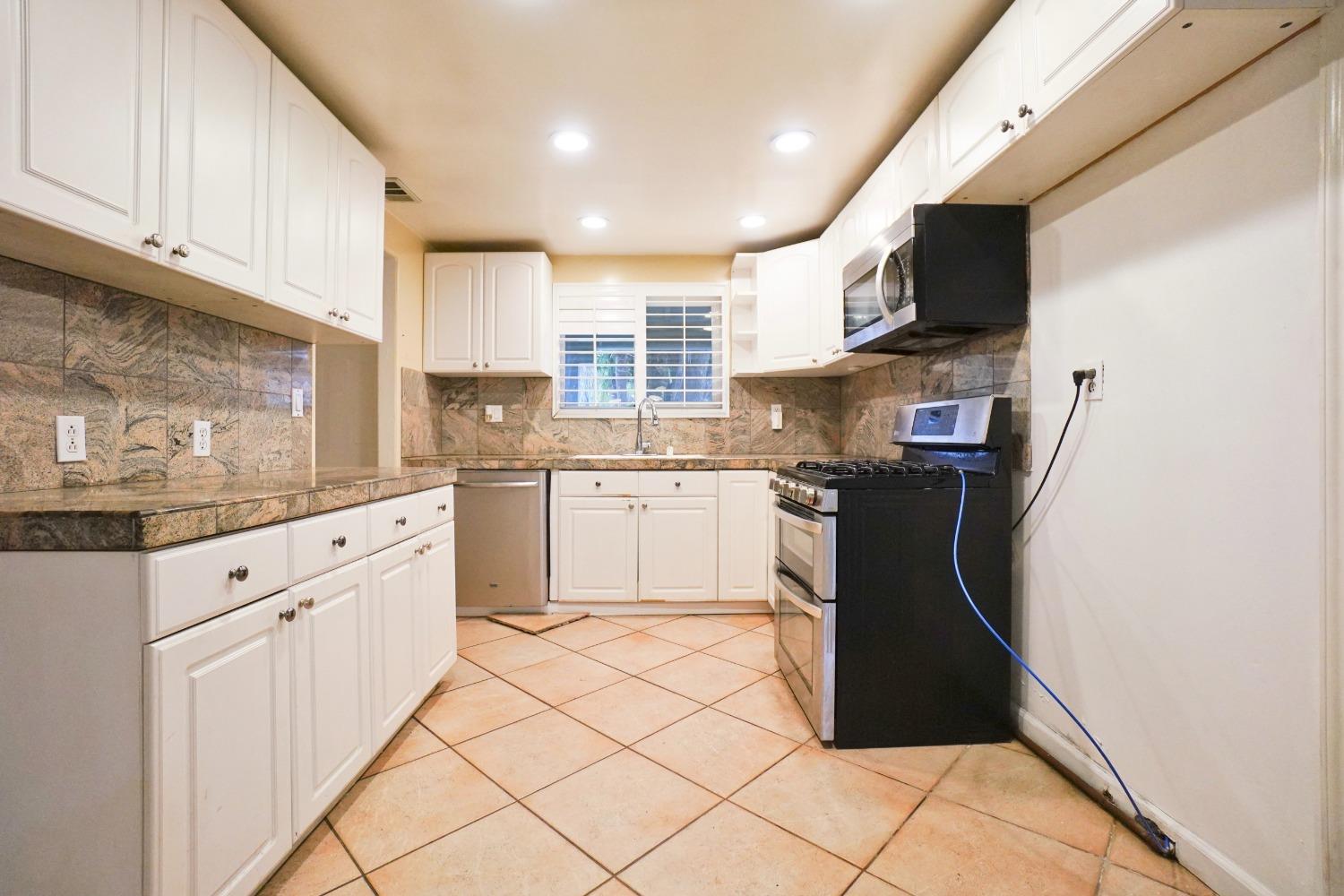 Detail Gallery Image 7 of 27 For 32 Tillman Cir, Sacramento,  CA 95823 - 3 Beds | 2 Baths