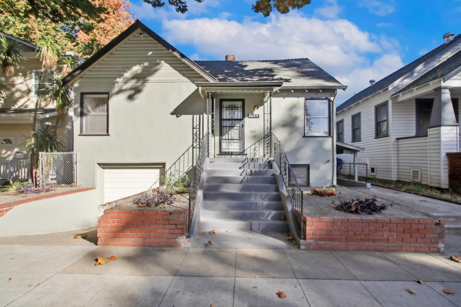 Detail Gallery Image 1 of 43 For 1505 V St, Sacramento,  CA 95818 - 3 Beds | 2 Baths