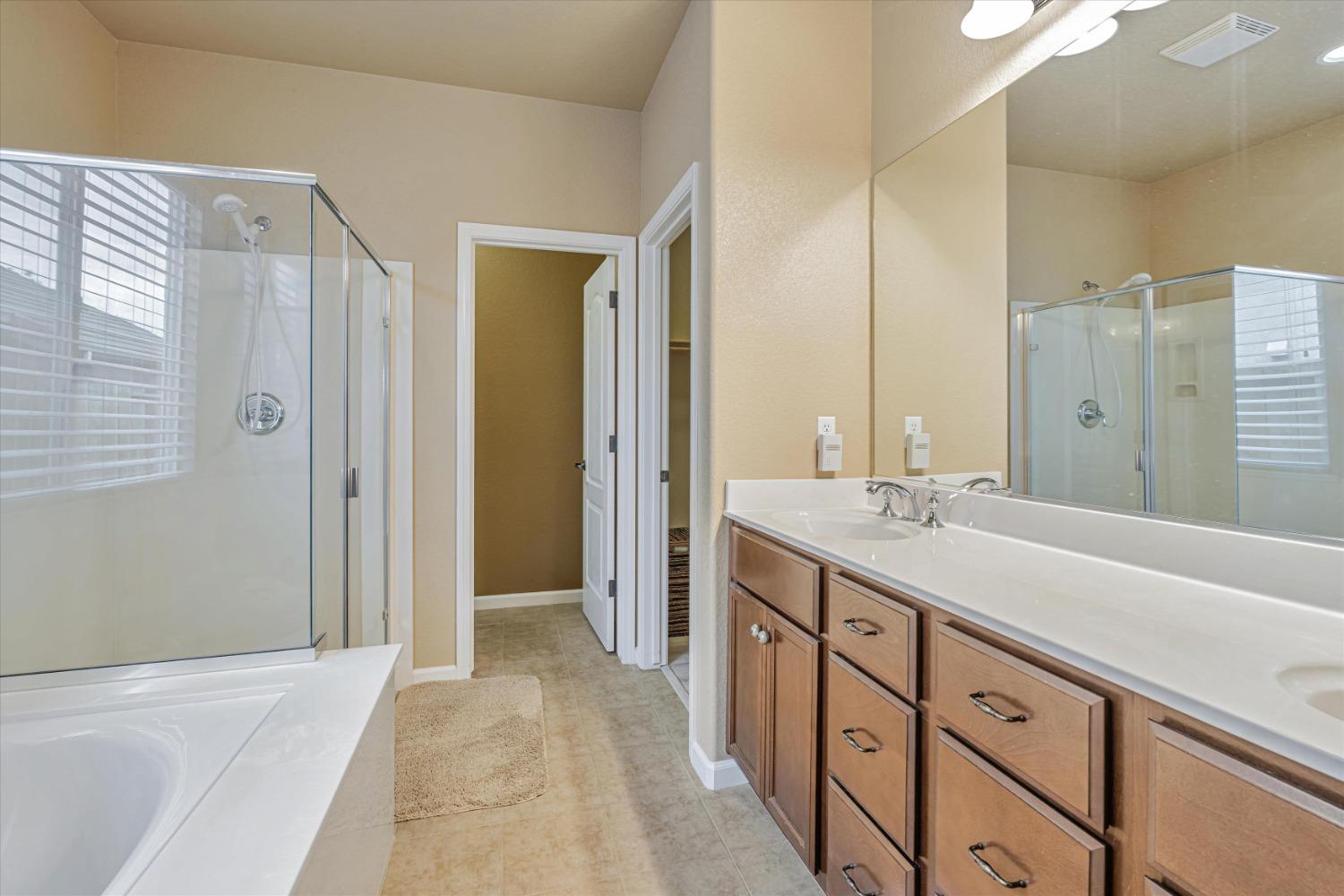 Detail Gallery Image 12 of 27 For 2025 Mariposa Dr, Hughson,  CA 95326 - 4 Beds | 2/1 Baths