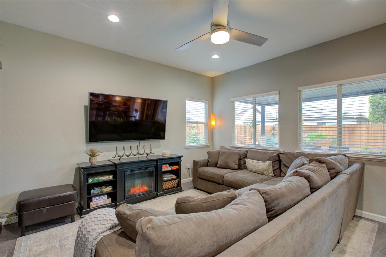 Detail Gallery Image 8 of 33 For 2521 Jubilee Dr, Turlock,  CA 95380 - 4 Beds | 2/1 Baths