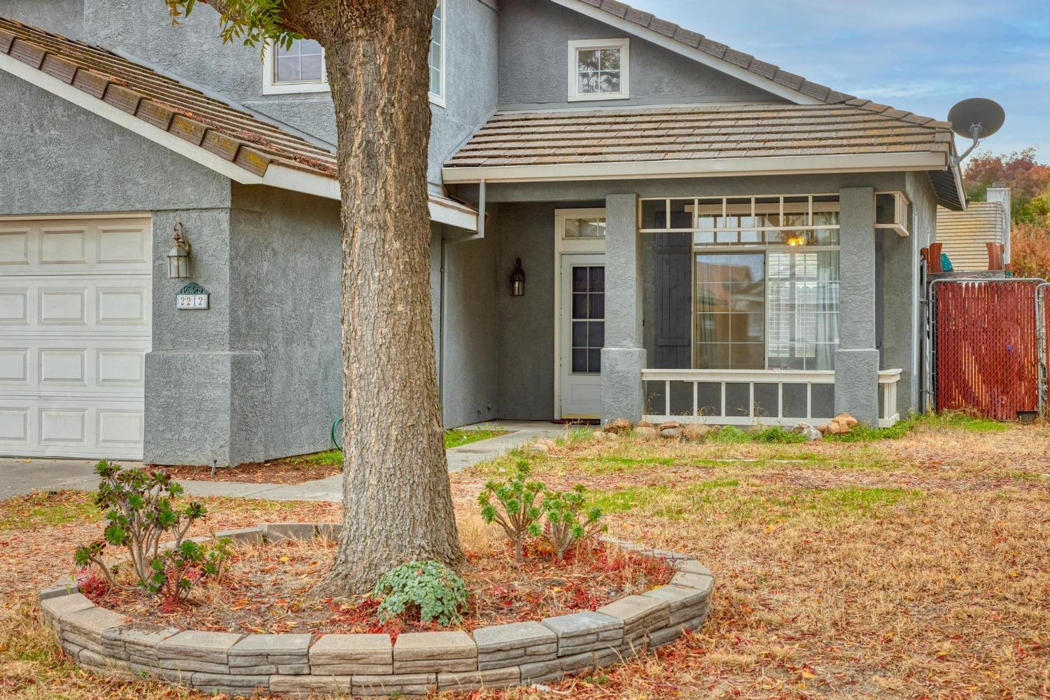 Detail Gallery Image 4 of 36 For 2212 Shadowbrook Way, Modesto,  CA 95351 - 4 Beds | 3 Baths