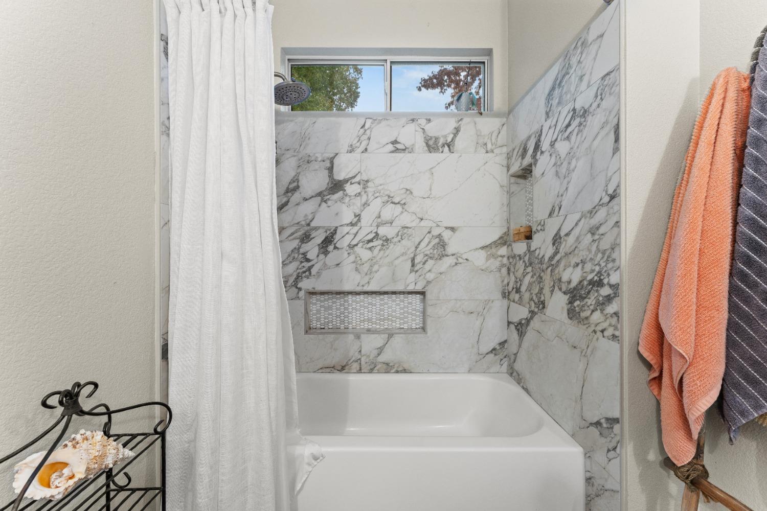 Detail Gallery Image 16 of 29 For 408 Munden Ct, Roseville,  CA 95747 - 3 Beds | 2 Baths