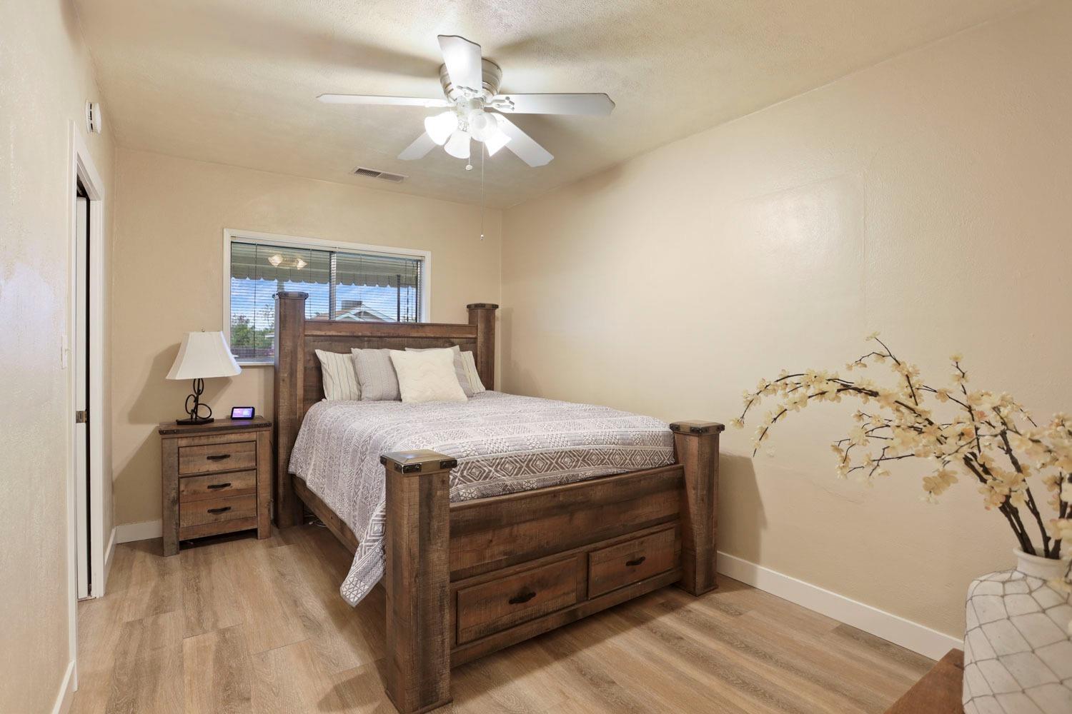 Detail Gallery Image 5 of 38 For 310 W North St, Manteca,  CA 95336 - 2 Beds | 2 Baths