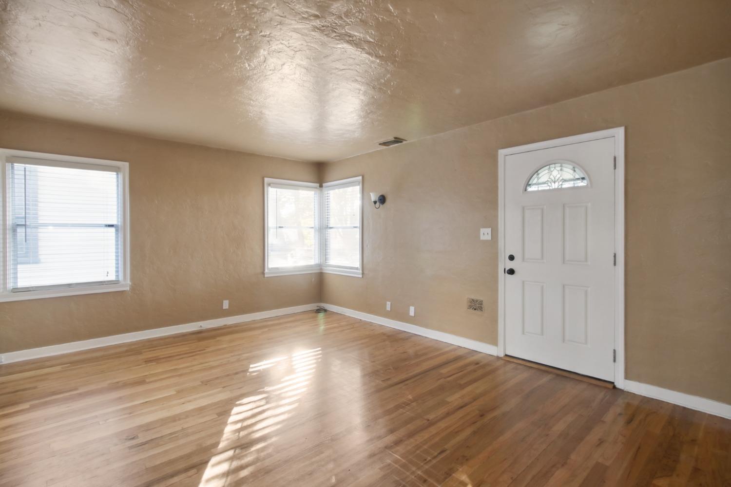 Detail Gallery Image 3 of 43 For 1505 V St, Sacramento,  CA 95818 - 3 Beds | 2 Baths