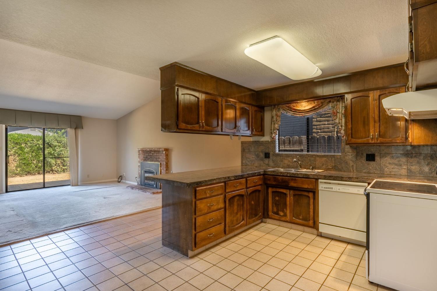 Detail Gallery Image 13 of 28 For 1013 Oakleaf Way, Stockton,  CA 95209 - 3 Beds | 2 Baths