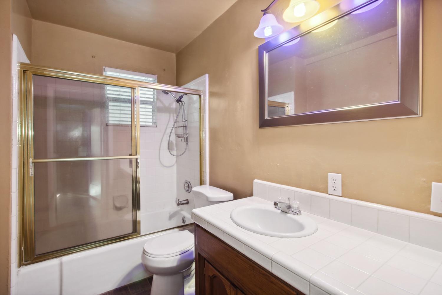 Detail Gallery Image 12 of 43 For 1505 V St, Sacramento,  CA 95818 - 3 Beds | 2 Baths