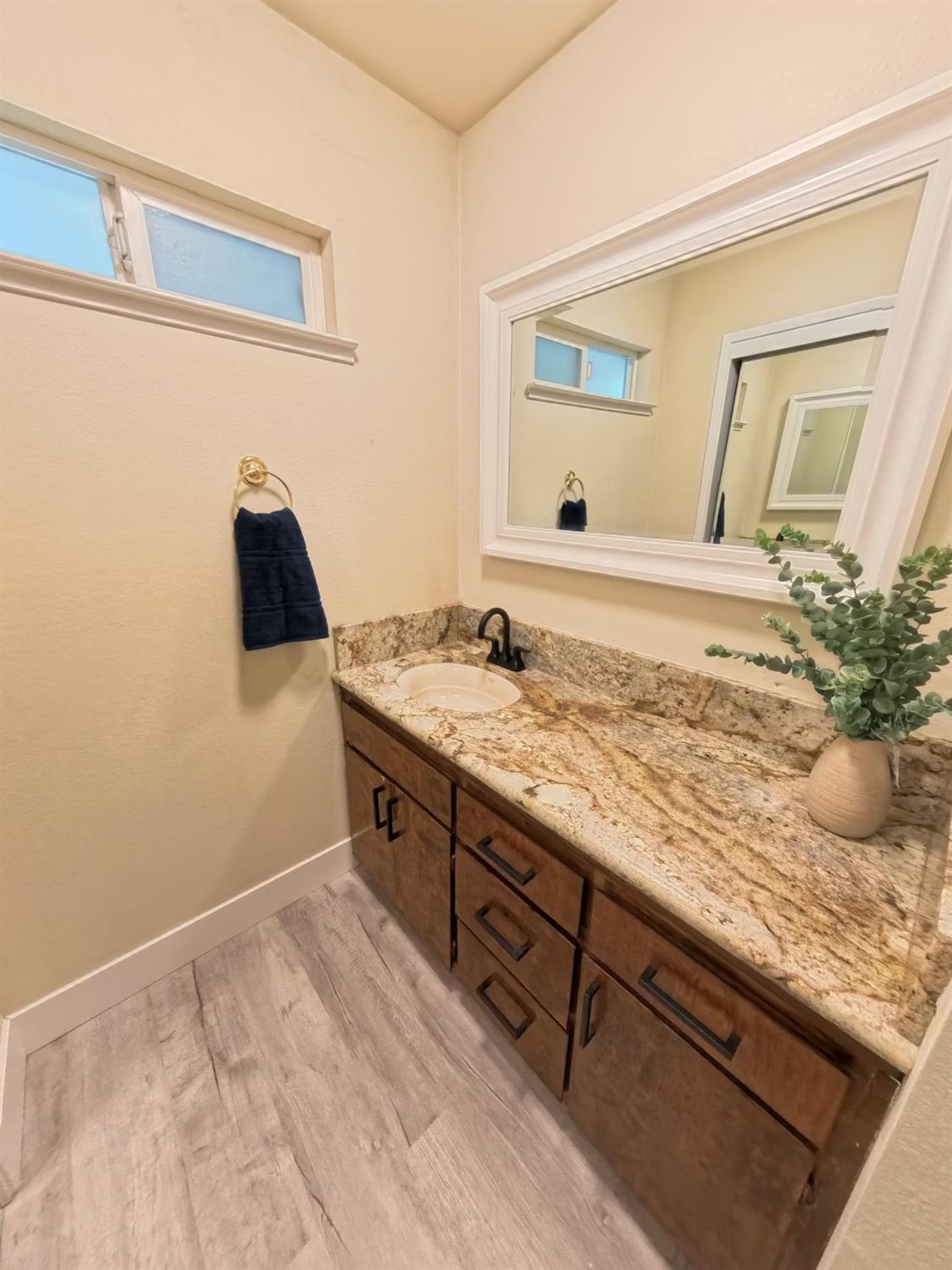 Detail Gallery Image 10 of 11 For 1342 Wimbledon Way, Manteca,  CA 95336 - 3 Beds | 2 Baths