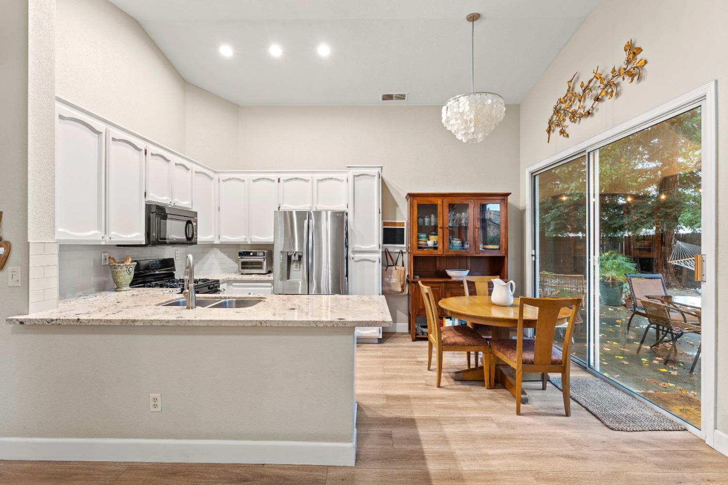 Detail Gallery Image 9 of 29 For 408 Munden Ct, Roseville,  CA 95747 - 3 Beds | 2 Baths