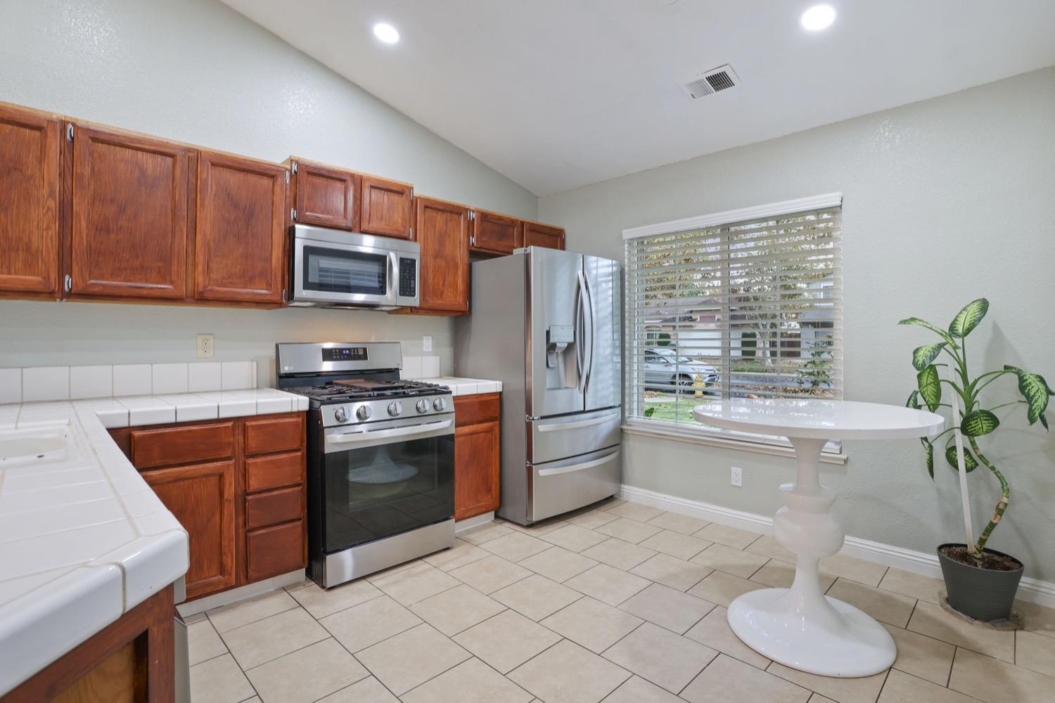 Detail Gallery Image 9 of 36 For 2419 Tilden Park St, Stockton,  CA 95206 - 3 Beds | 2 Baths