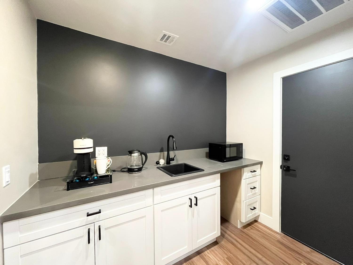 Detail Gallery Image 6 of 37 For 1832 Avondale Ave #1,  Sacramento,  CA 95825 - – Beds | – Baths