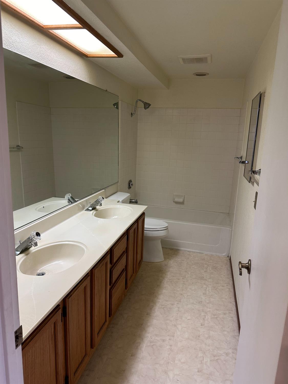 Detail Gallery Image 8 of 17 For 8330 Foynes Way, Sacramento,  CA 95828 - 3 Beds | 2 Baths