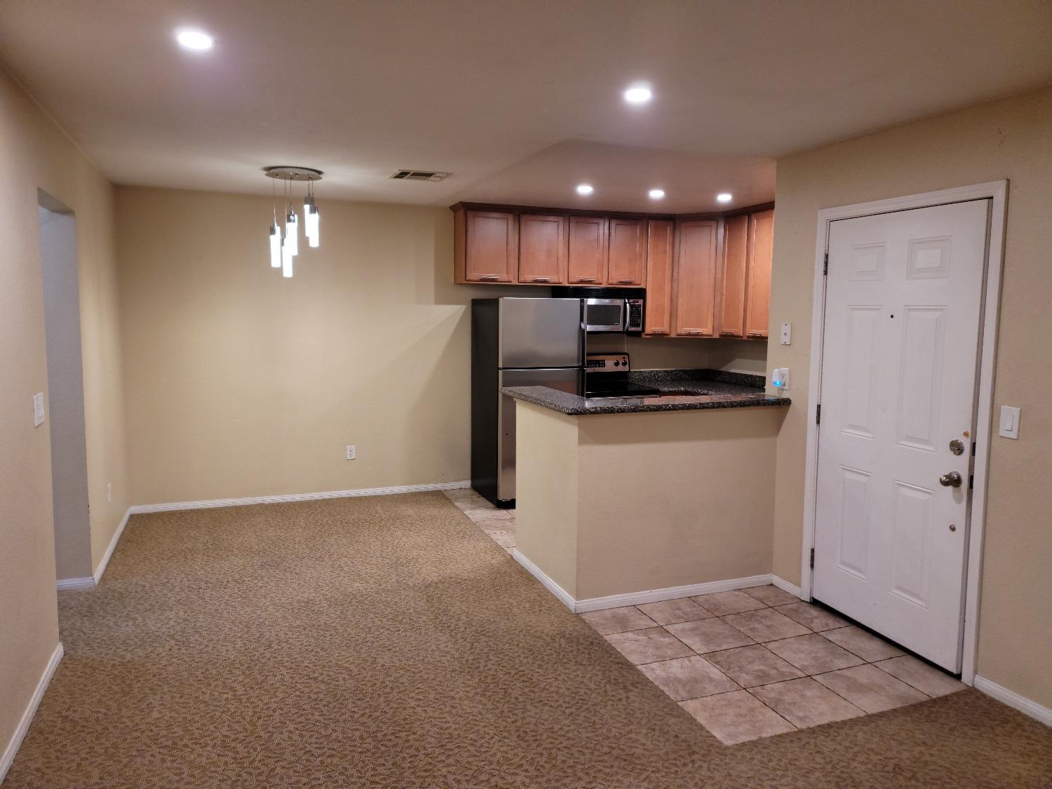 Detail Gallery Image 3 of 16 For 3715 Tallyho Dr #102,  Sacramento,  CA 95826 - 2 Beds | 1 Baths