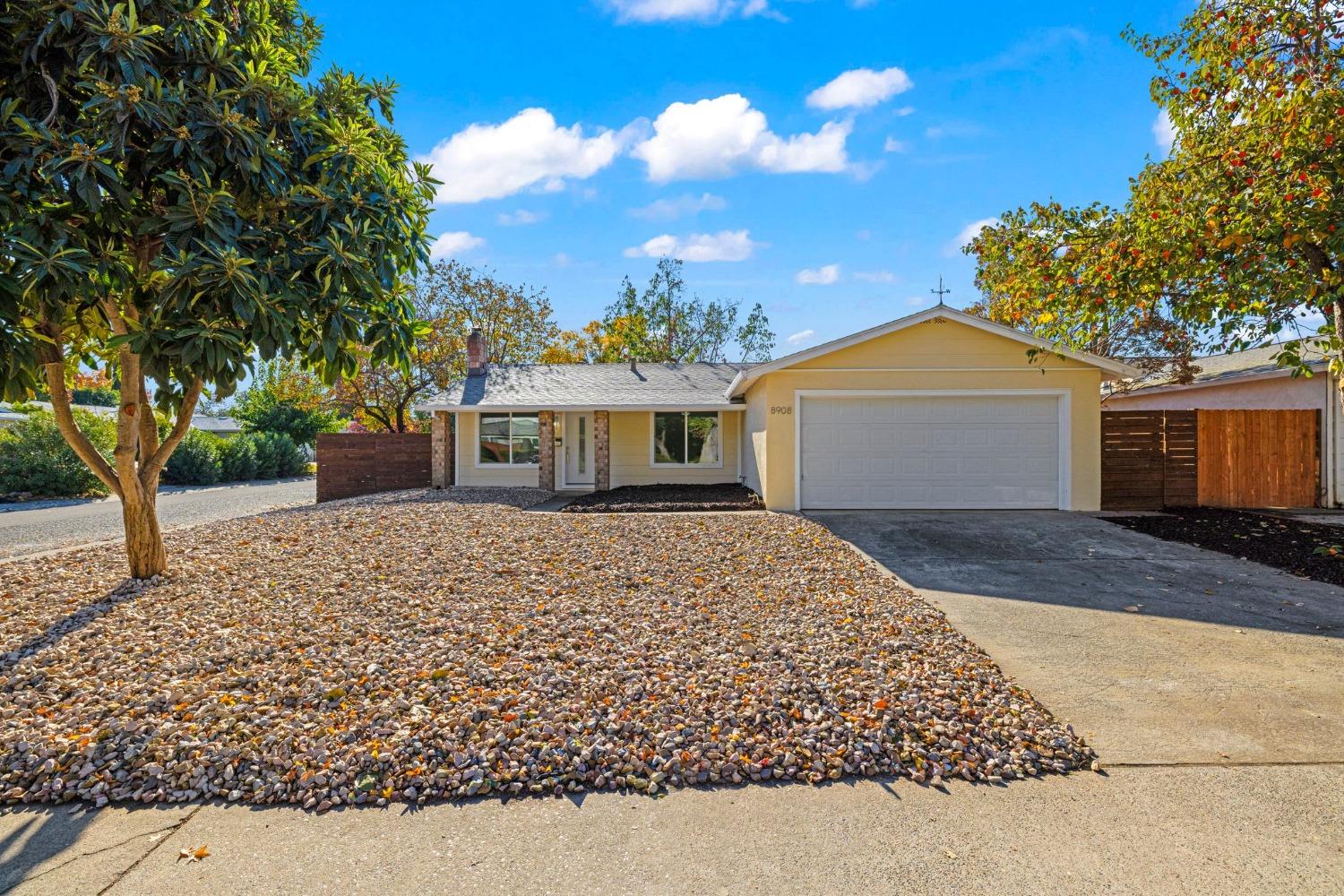 Detail Gallery Image 1 of 43 For 8908 Salmon Falls Dr, Sacramento,  CA 95826 - 4 Beds | 2 Baths