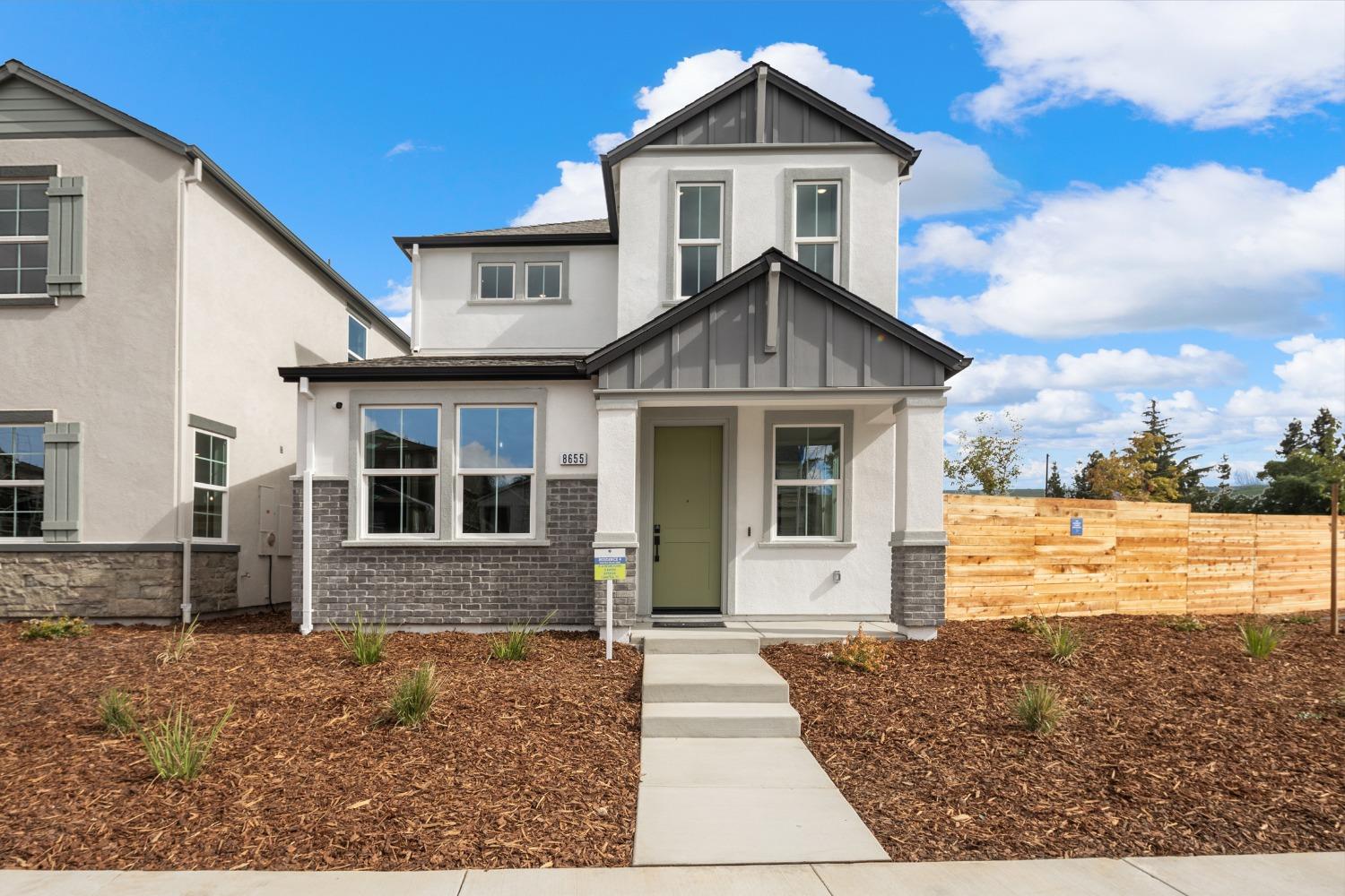 Detail Gallery Image 1 of 45 For 8672 Starburst Way, Sacramento,  CA 95823 - 4 Beds | 2/3 Baths