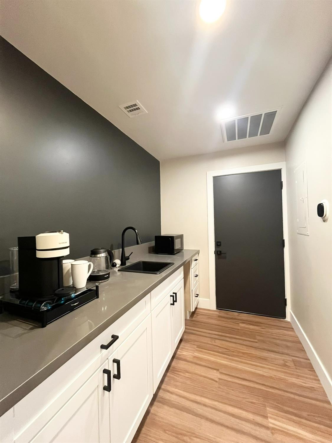 Detail Gallery Image 5 of 37 For 1832 Avondale Ave #1,  Sacramento,  CA 95825 - – Beds | – Baths