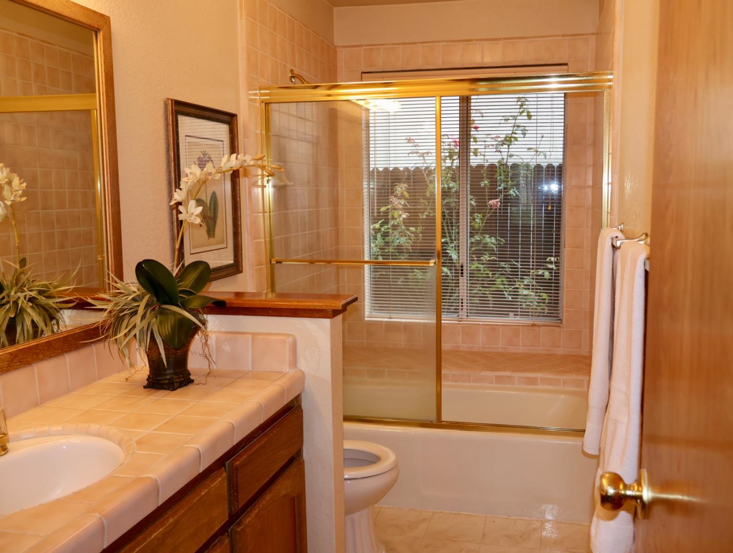 Detail Gallery Image 13 of 24 For 2233 Grizzly Hill Ct, Gold River,  CA 95670 - 3 Beds | 2 Baths