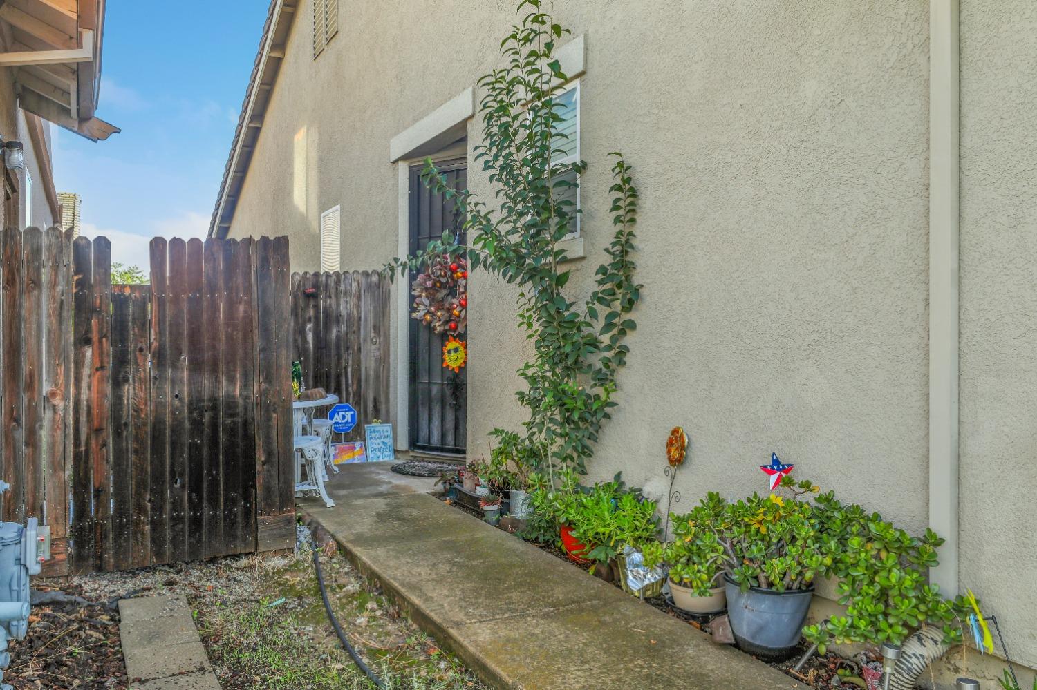 Detail Gallery Image 3 of 16 For 341 Sun Shower Cir, Sacramento,  CA 95823 - 3 Beds | 3 Baths