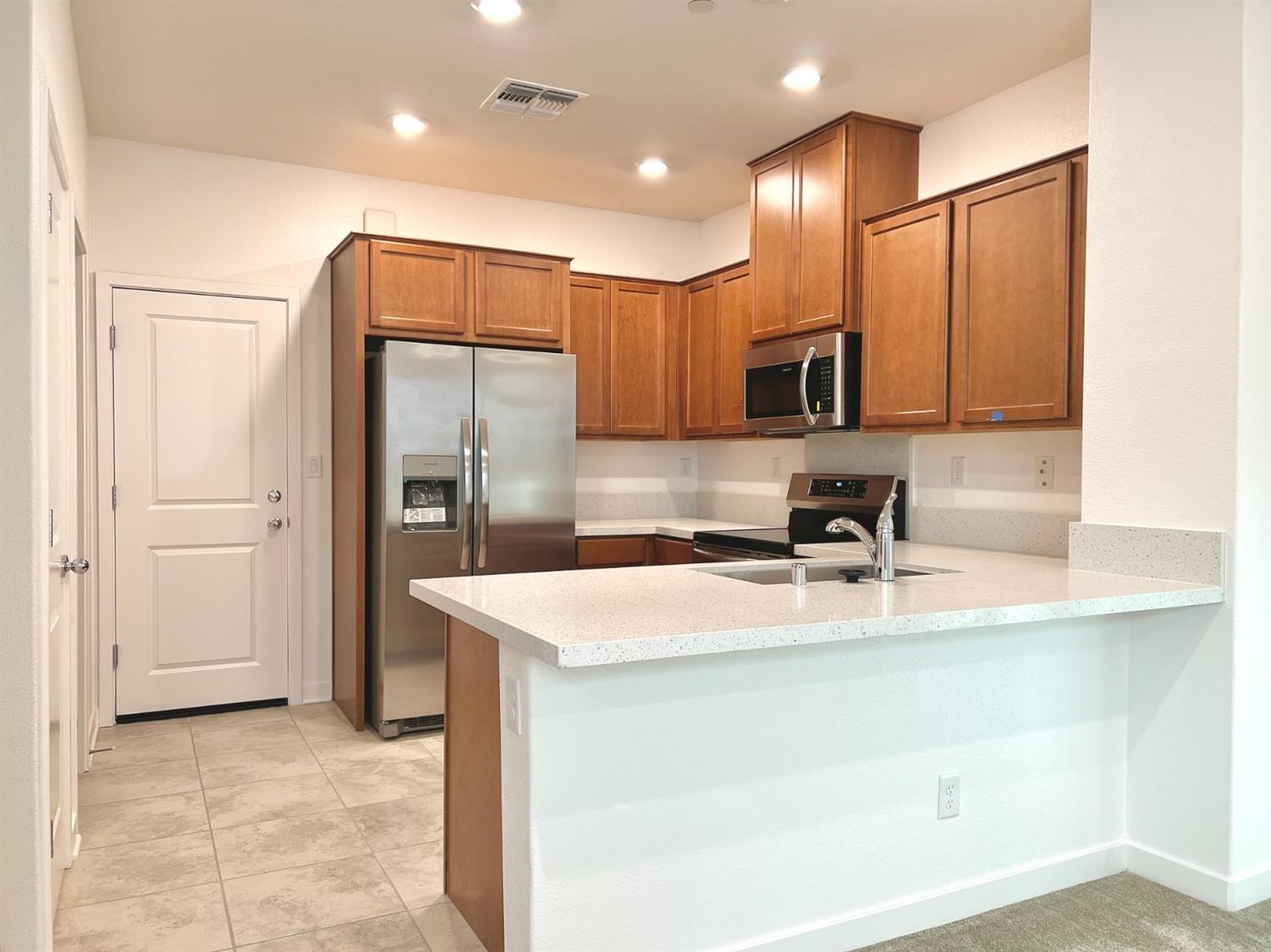 Detail Gallery Image 4 of 14 For 5301 E Commerce Way #61103,  Sacramento,  CA 95835 - 3 Beds | 2/1 Baths