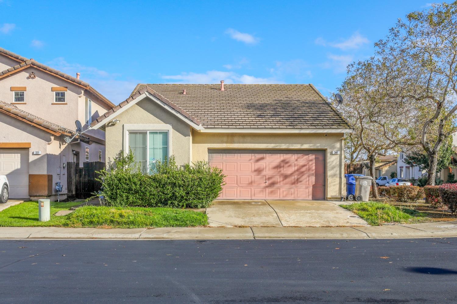 Detail Gallery Image 1 of 16 For 341 Sun Shower Cir, Sacramento,  CA 95823 - 3 Beds | 3 Baths