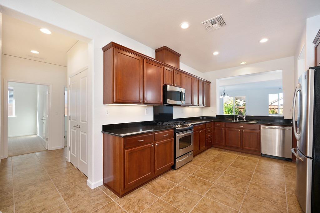 Detail Gallery Image 10 of 42 For 7446 Chatsworth Cir, Elk Grove,  CA 95757 - 3 Beds | 2 Baths