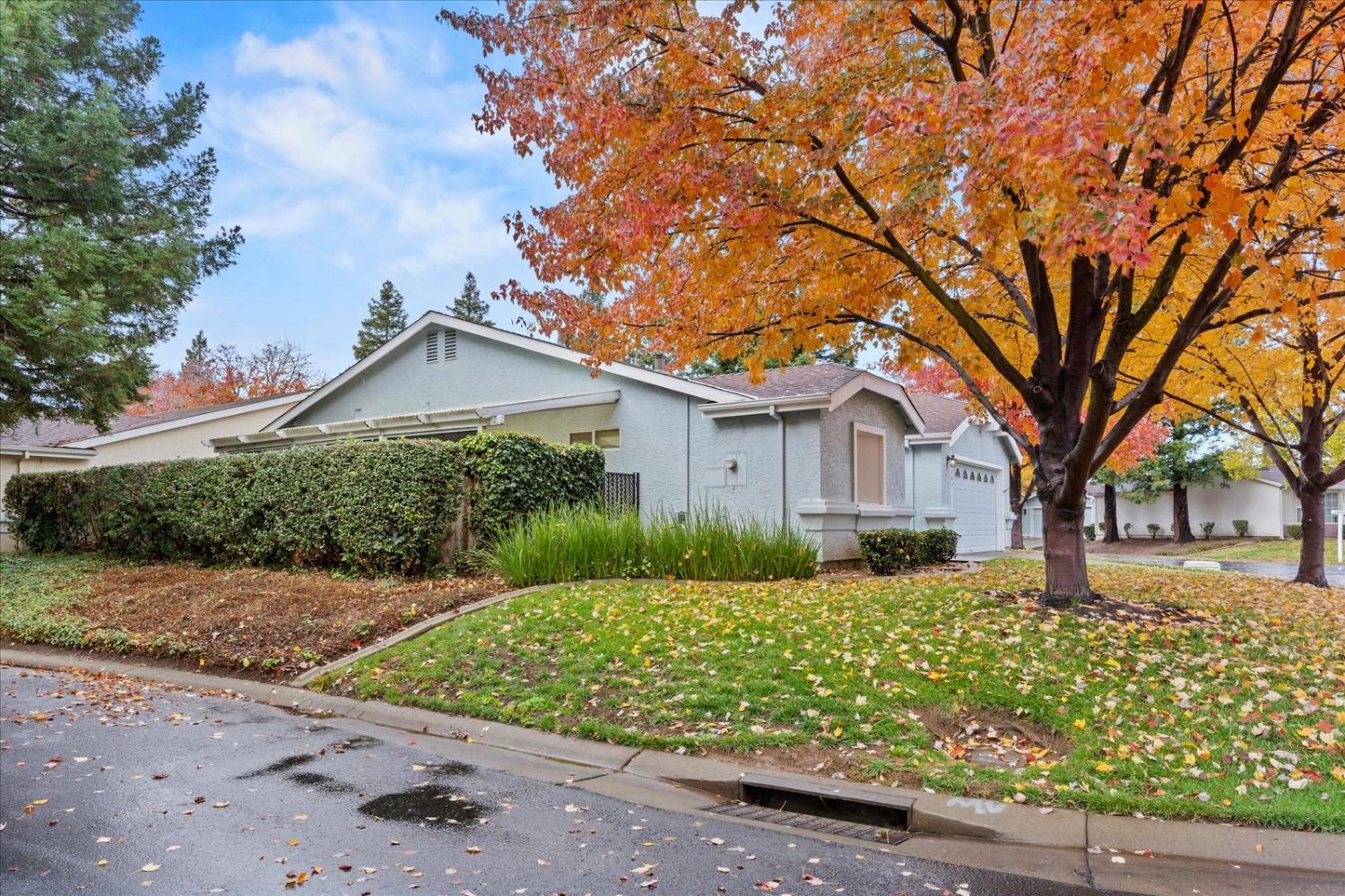 Detail Gallery Image 4 of 60 For 7598 Sunmore Ln, Sacramento,  CA 95828 - 2 Beds | 2 Baths