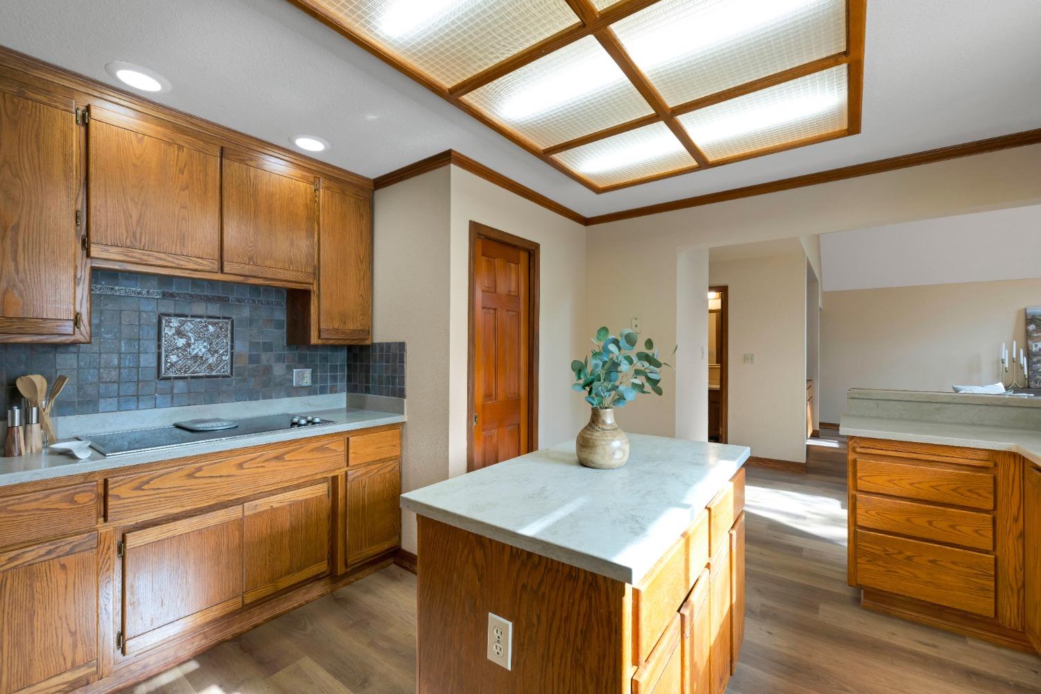 Detail Gallery Image 13 of 71 For 15023 Rio Cir, Rancho Murieta,  CA 95683 - 5 Beds | 2/1 Baths